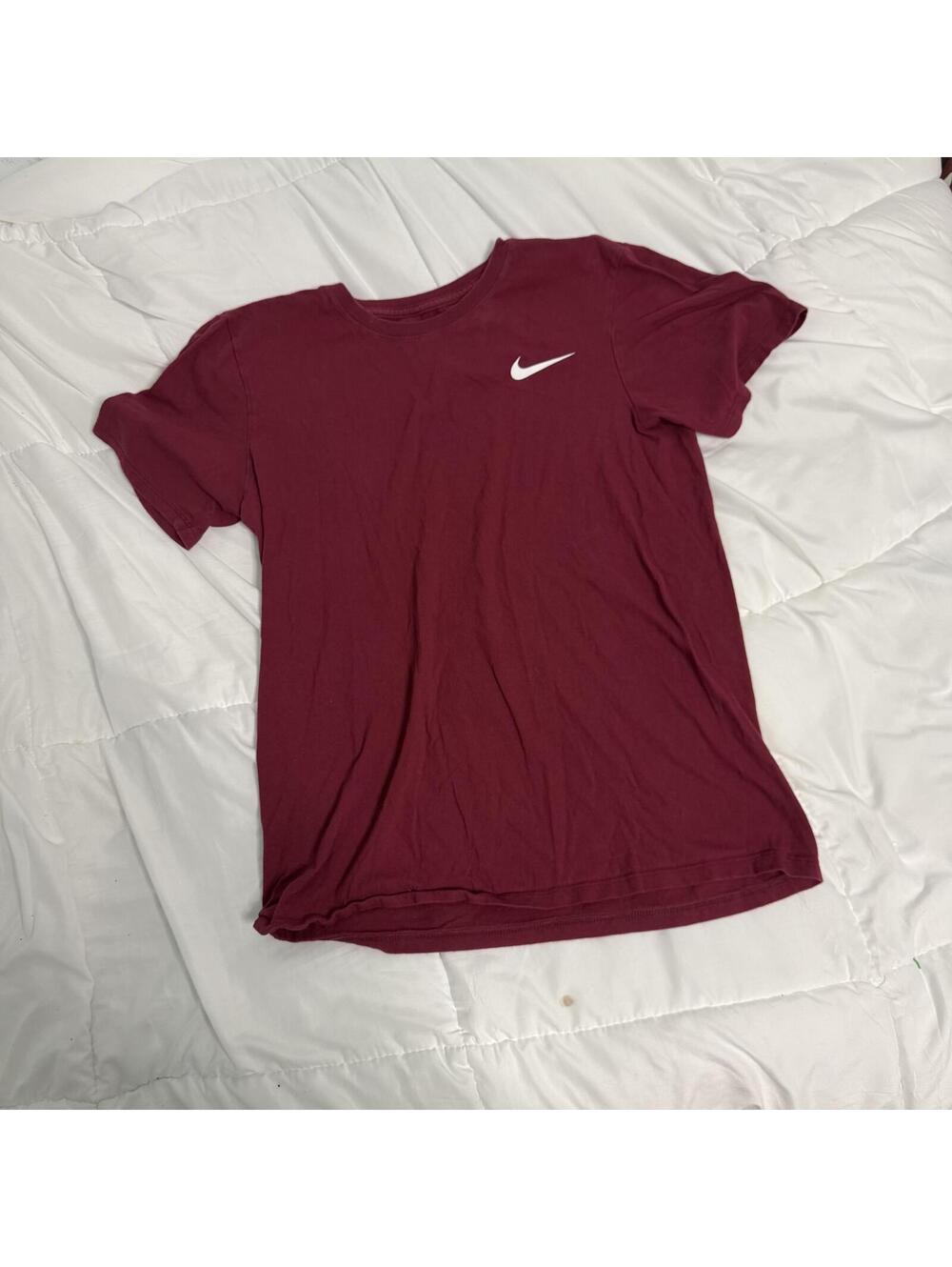 nike burgundy t-shirt small